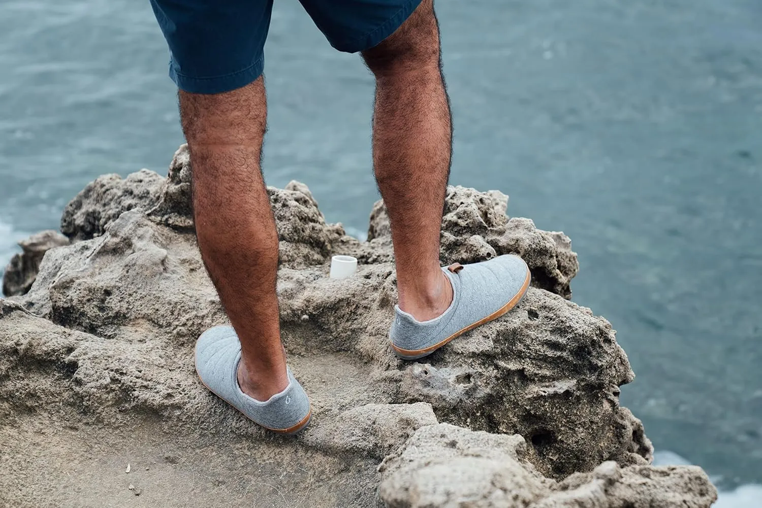 OluKai Mahana Mens Soft Cotton Slippers, Cotton Blended Jersey & Full-Grain Leather Pull Loop, Comfortable & Breathable Fit